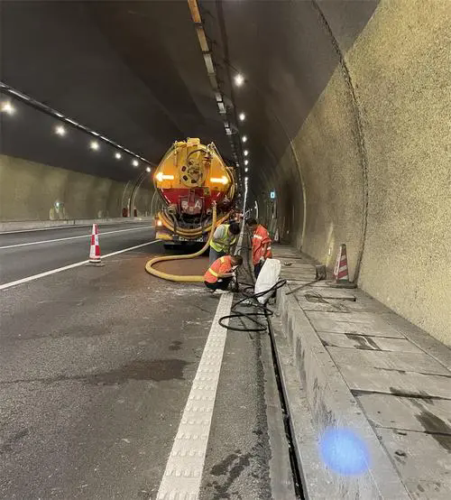 梅县隧道排水渠清淤